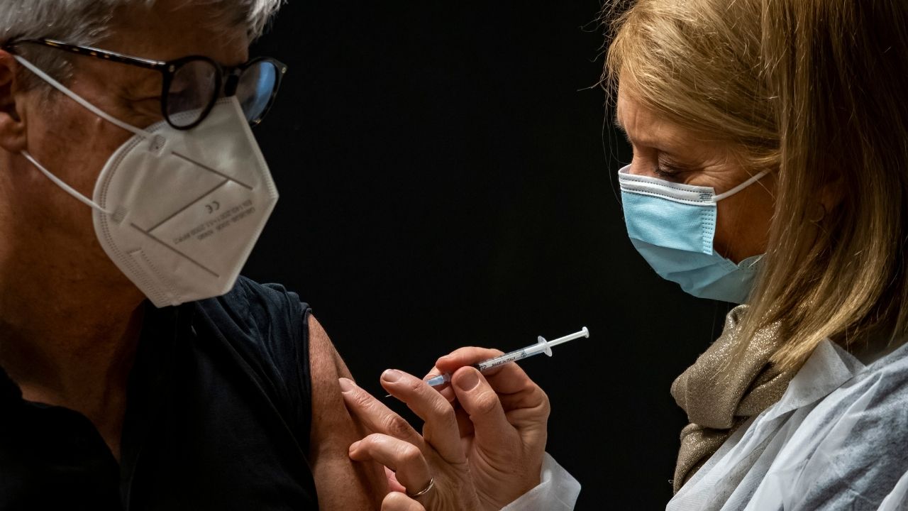 França recomenda 3ª dose da vacina contra covid-19 para maiores de 18 anos