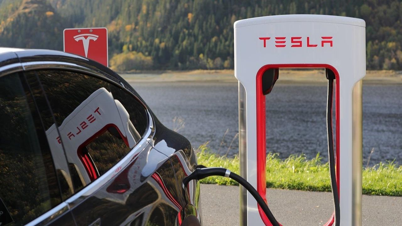 Teslas envolvidos em acidentes são investigados nos EUA