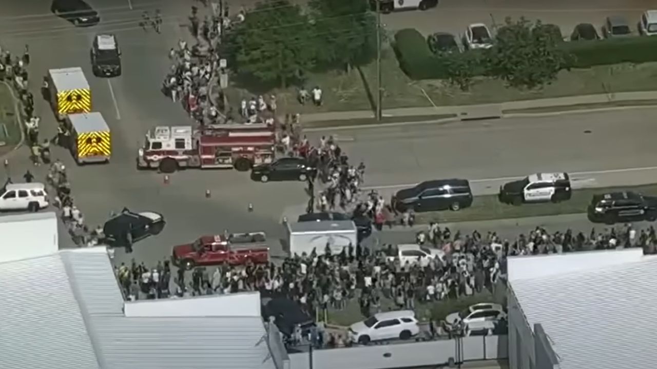 Tiroteio em shopping de subúrbio dos EUA mata 8 pessoas