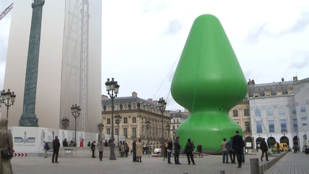A escultura em formato de brinquedo erótico que enfureceu Paris