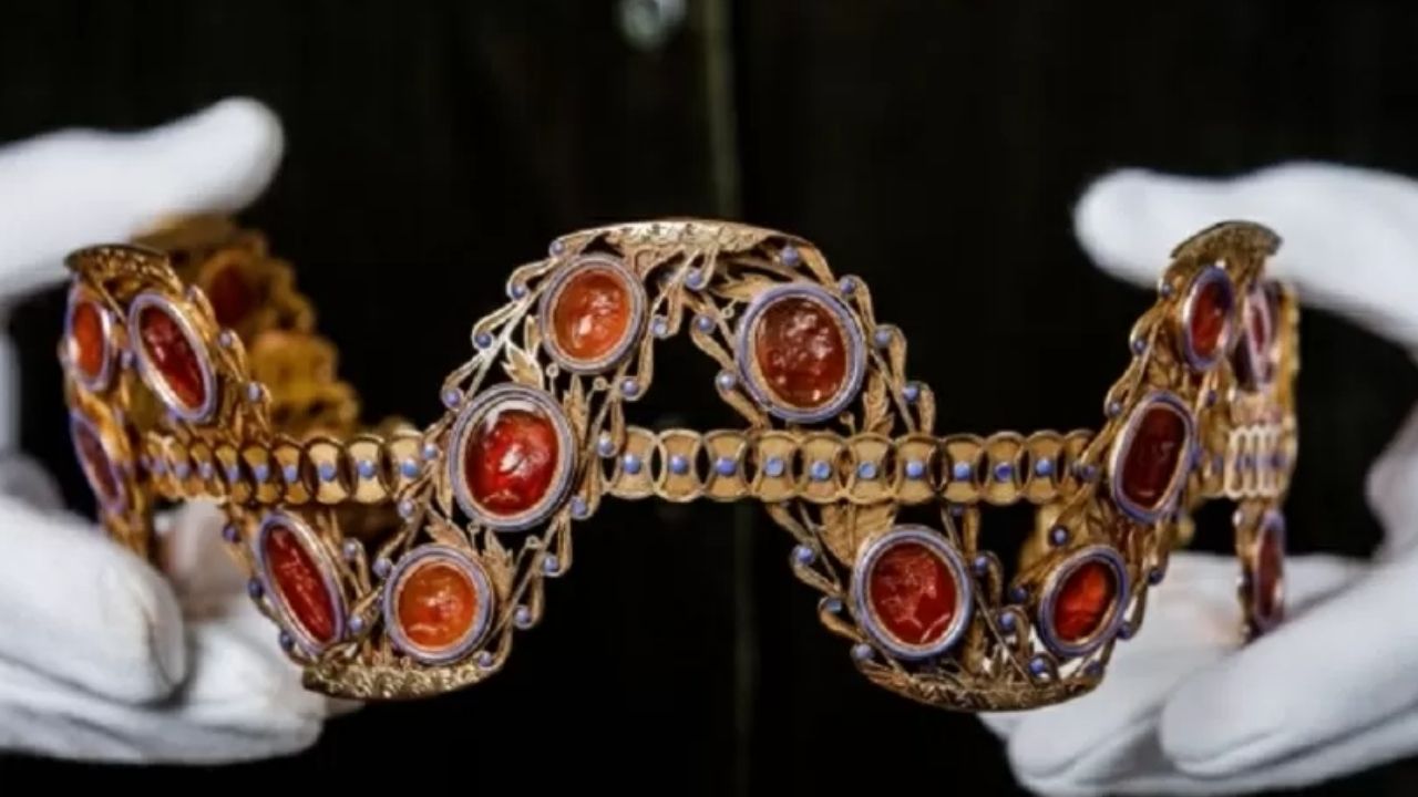 Tiaras da esposa de Napoleão Bonaparte serão leiloadas por 500 mil libras