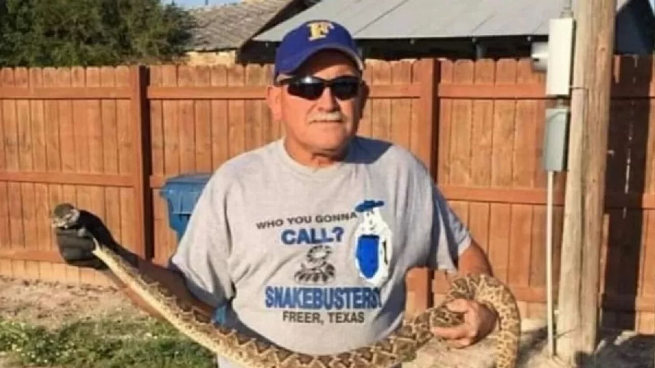 Domador de cobras é picado durante demonstração e morre nos Estados Unidos