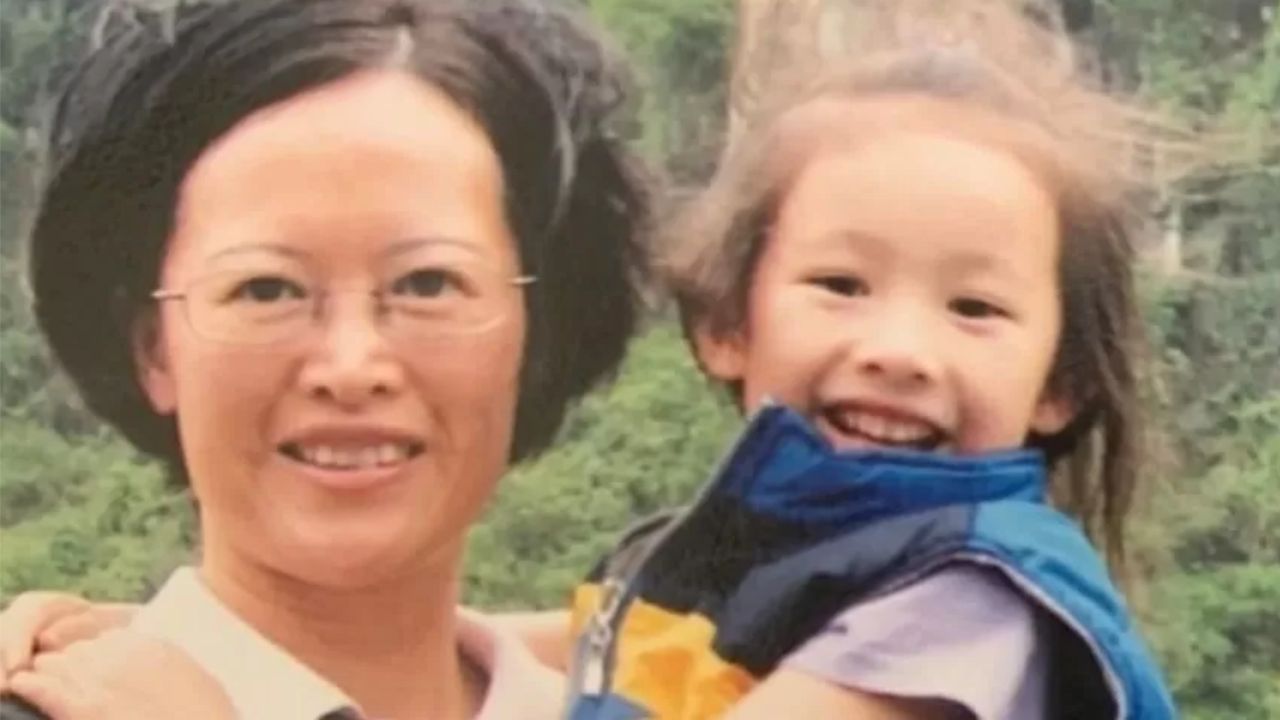 Australiana descobre que mãe, morta há 7 anos, deu aula para seu namorado
