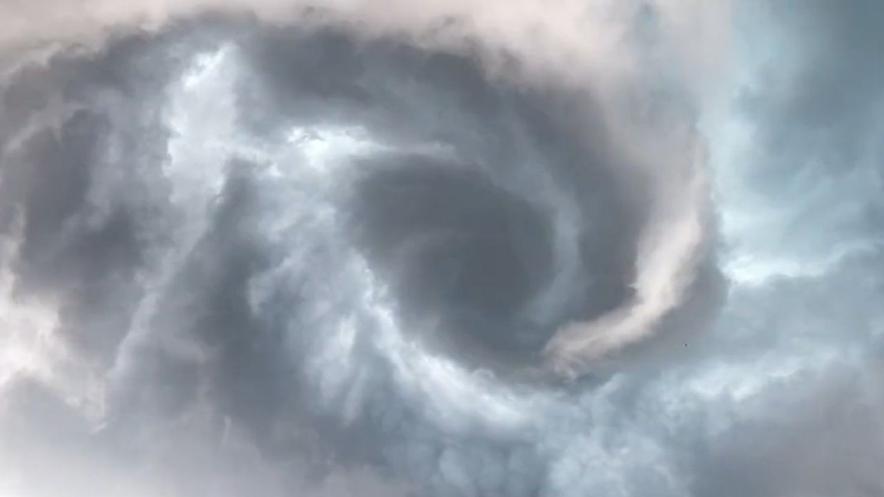Vídeo arriscado: Jovem viraliza após gravar “boca” de tornado