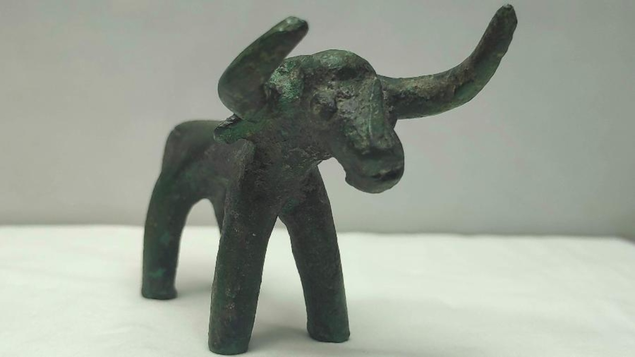 Impressionante touro de bronze de 2.500 anos é encontrado em sítio arqueológico de Olímpia