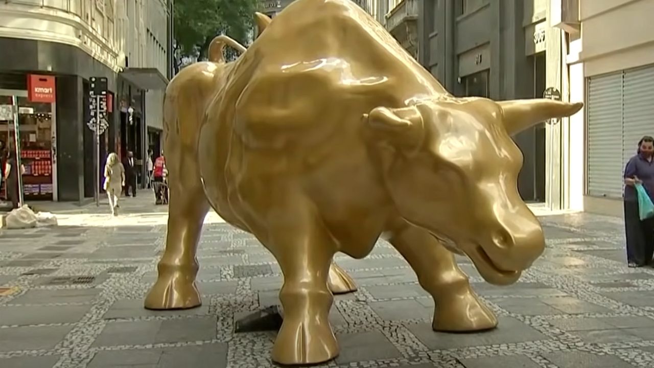 ‘Touro de Ouro’ foi instalado sem autorização de órgão da prefeitura de São Paulo