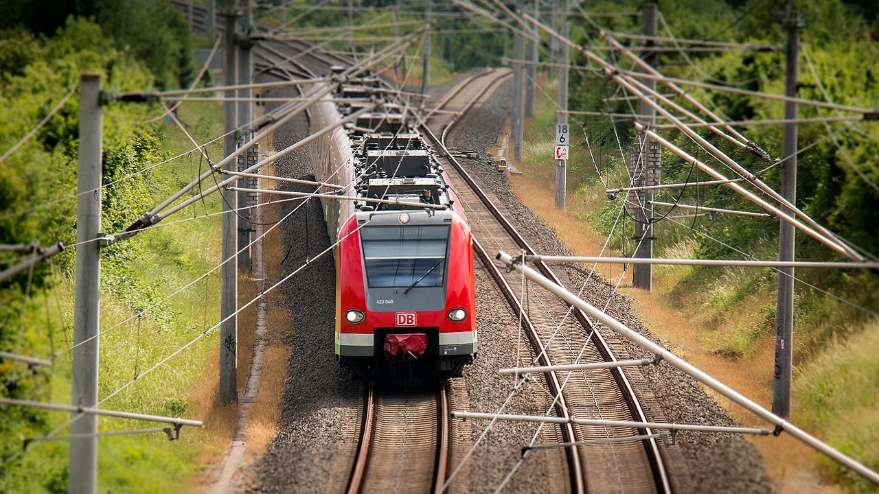 Autoridades encontram cadáver em banheiro de trem após percurso de 900 km na Índia