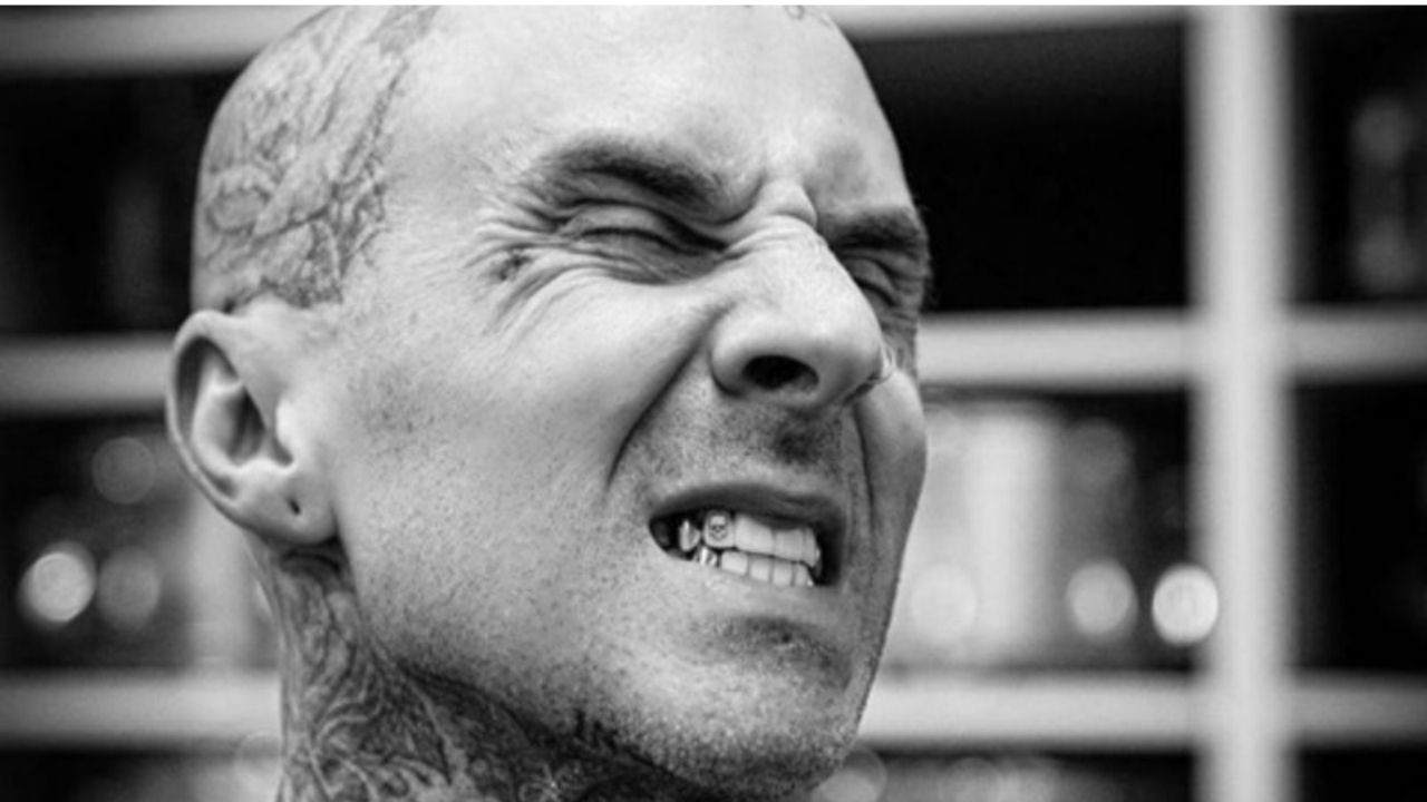 Baterista do Blink-182, Travis Barker, gastou R$ 41 mil para colocar diamante no dente