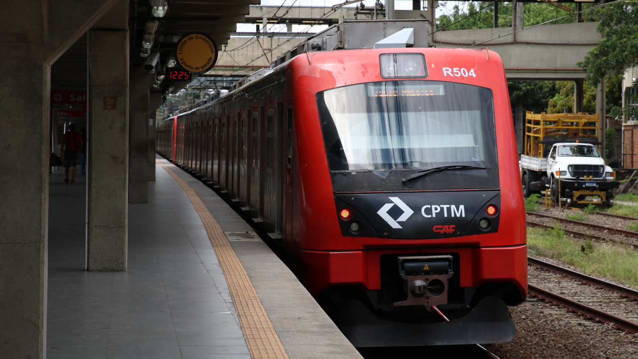 Após esfaquear duas pessoas em trem, homem é preso em São Paulo