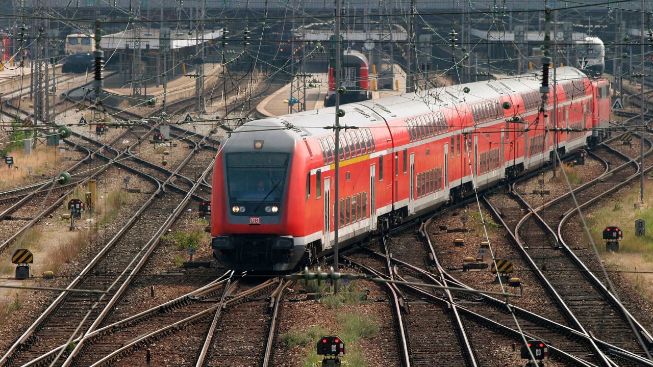 Operador de escavadeira quase explode bomba da Segunda Guerra em ferrovia alemã