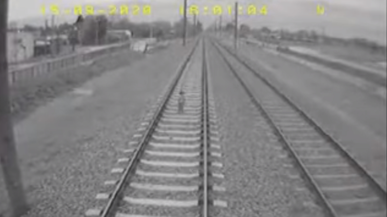 Criança quase é atropelada por um trem na Argentina