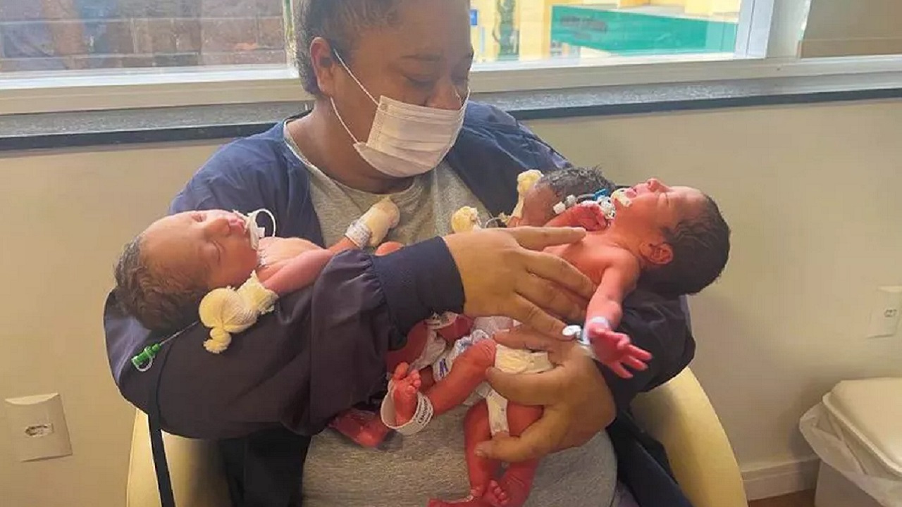 Dez meses após ser mãe de gêmeos, mulher dá à luz a trigêmeos