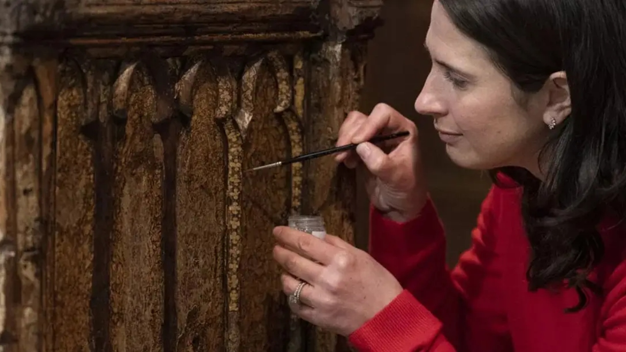 Trono de coroação usado há 624 anos é reformado para Charles III