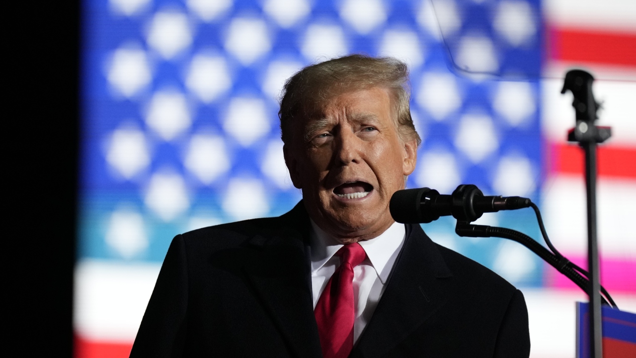 Viúva de policial morto após ataque ao Capitólio processa Trump