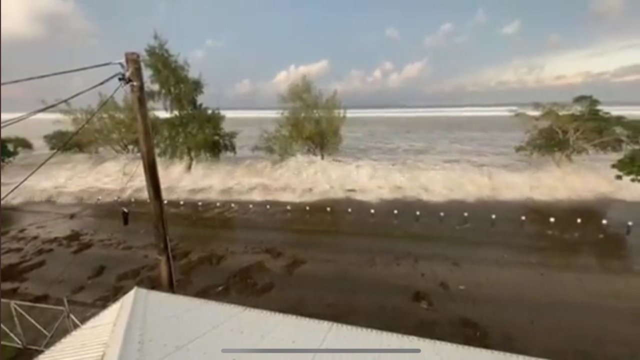 Em Tonga, erupção de vulcão causa tsunami