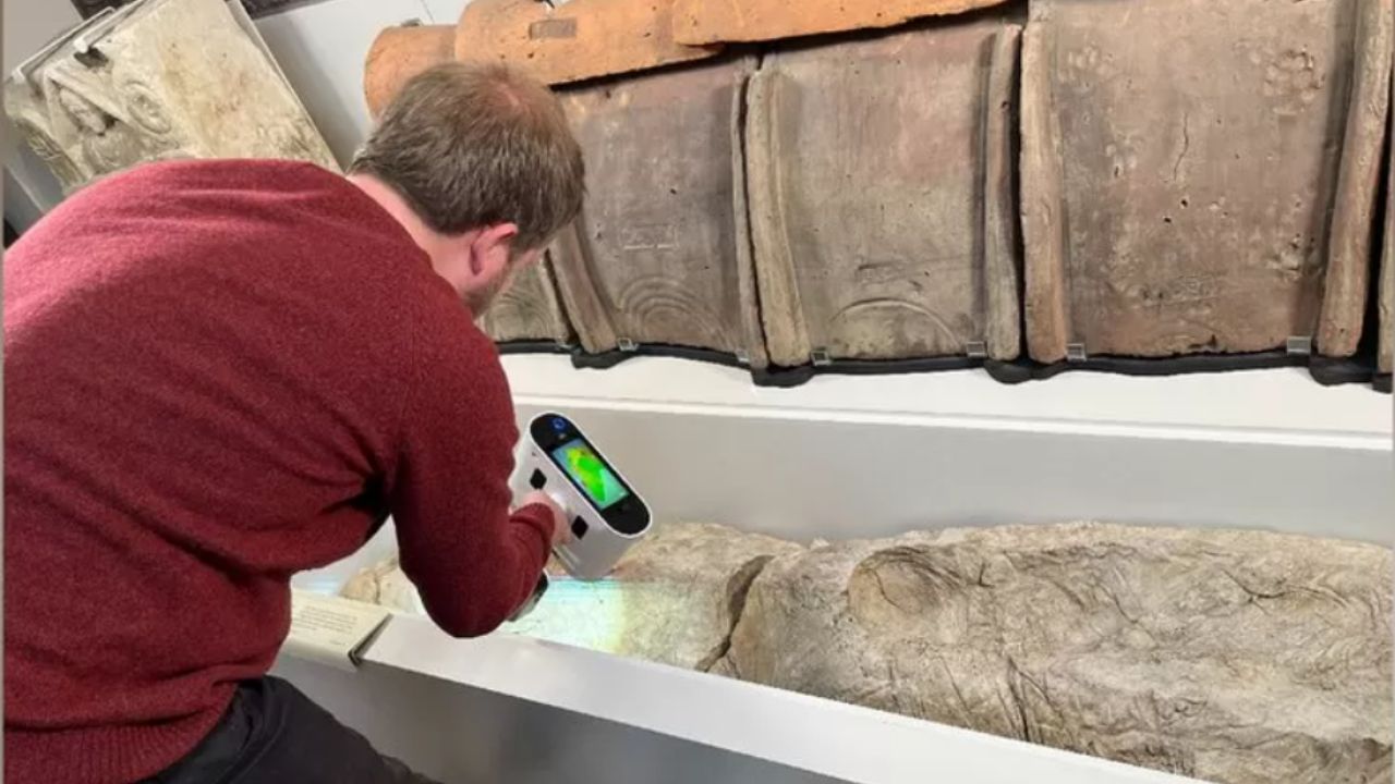 Túmulo de família romana coberta em gesso é revelado por tecnologia moderna