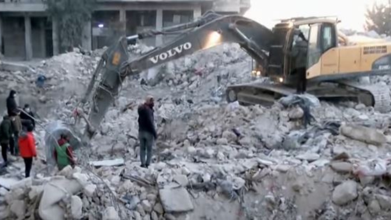 Após 79 horas do terremoto na Turquia, menino de 2 anos é resgatado de escombros