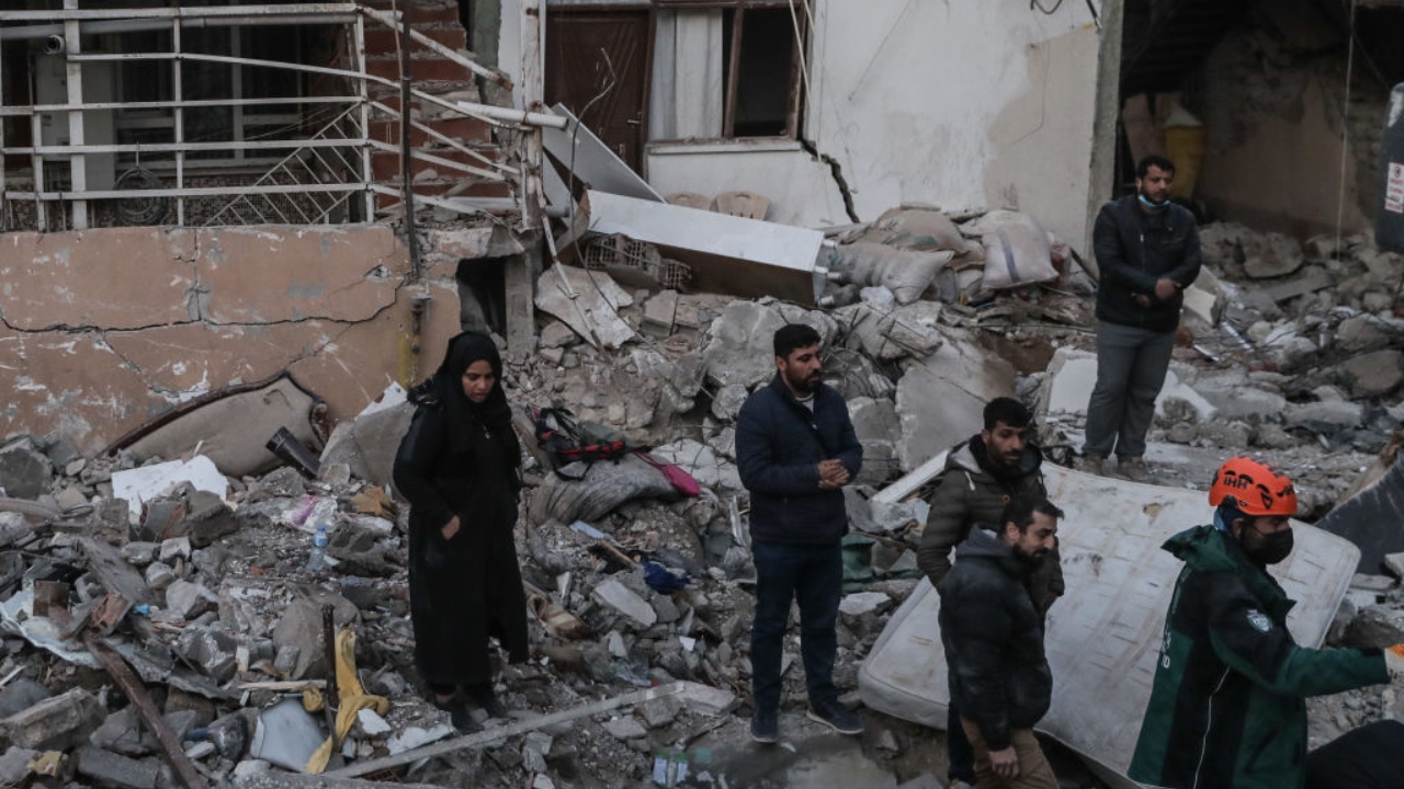 Homem é resgatado de escombros de terremoto na Turquia após 278 horas
