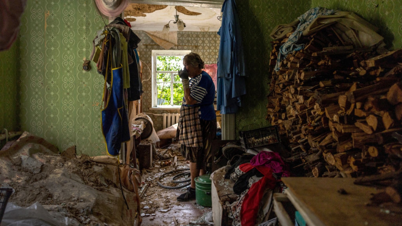 Senhora mostra casa destruída como resultado da invasão russa na Ucrânia