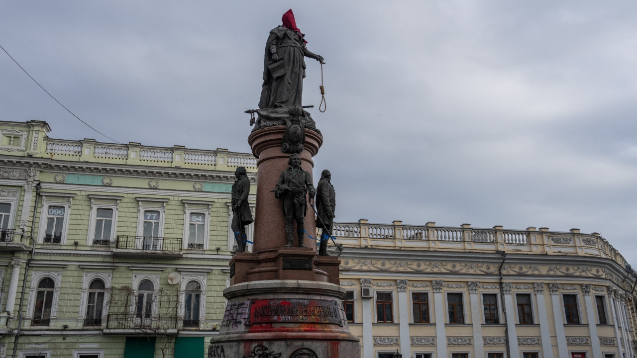 Ucrânia remove monumento de imperatriz russa
