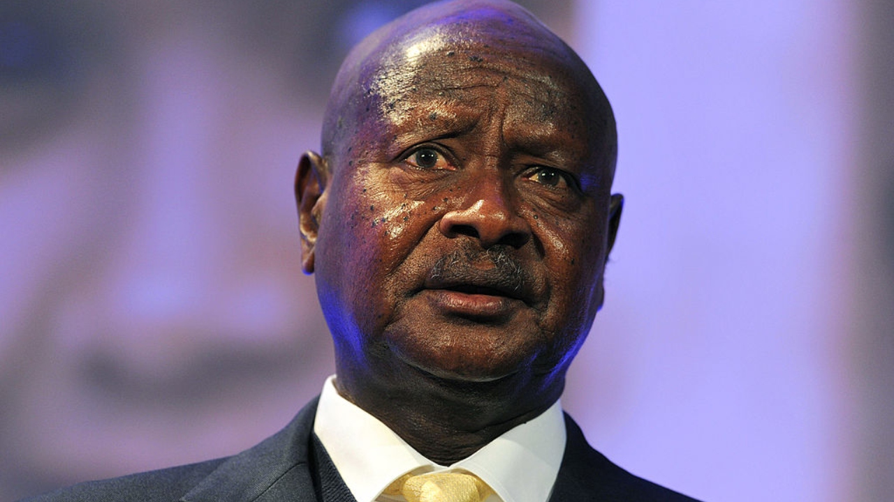 Nova lei anti-LGBTQ+ é rejeitada por presidente da Uganda por não ser ‘dura o suficiente’