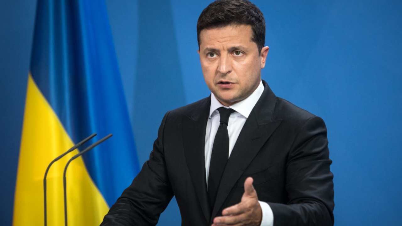 Zelensky quer aliança pela paz e apela por exclusão do espaço aéreo