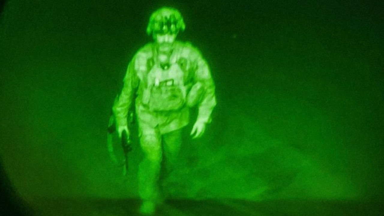 Estados Unidos divulgam imagem do último militar a deixar o Afeganistão