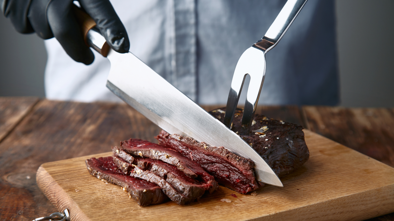 Homem é morto a facadas por amigo após disputa por pedaço de carne
