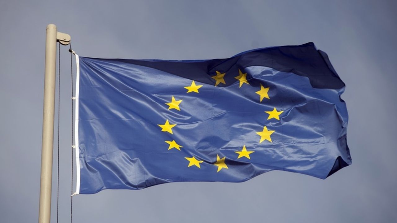 Bandeira da União Europeia é retirada do Arco do Triunfo