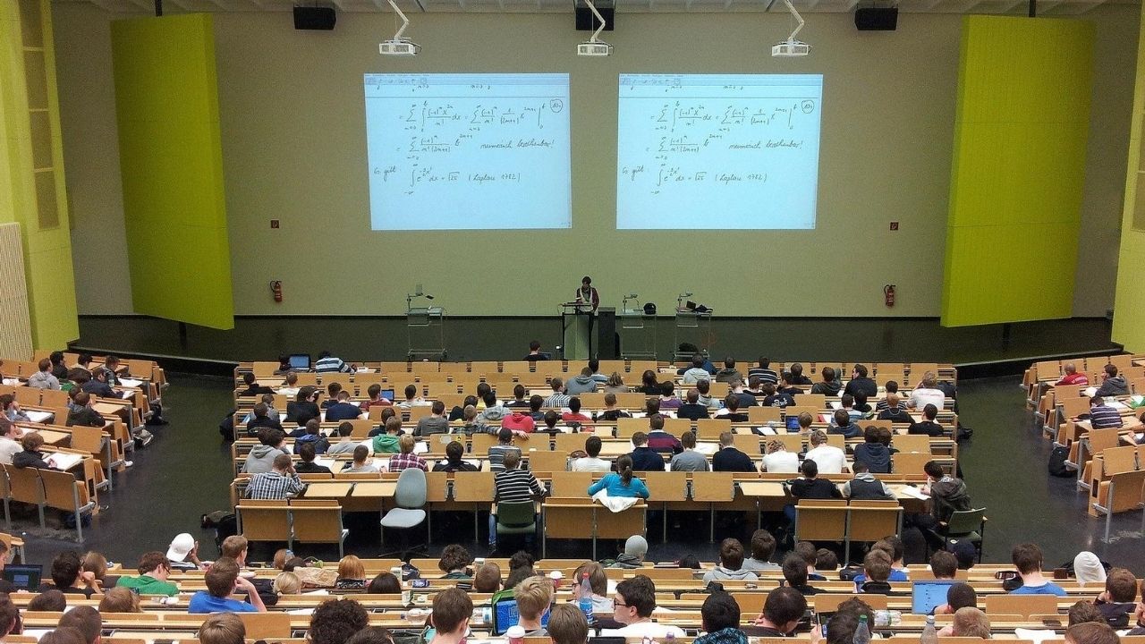 EUA: Casos de coronavírus aumentam após volta de aulas presenciais em universidades