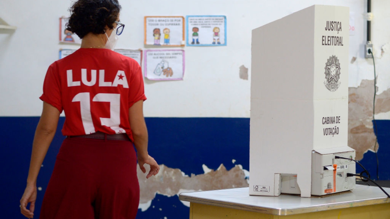 Eficiência das urnas eletrônicas impressiona gringos: ‘Como contaram todos os votos em uma noite?’