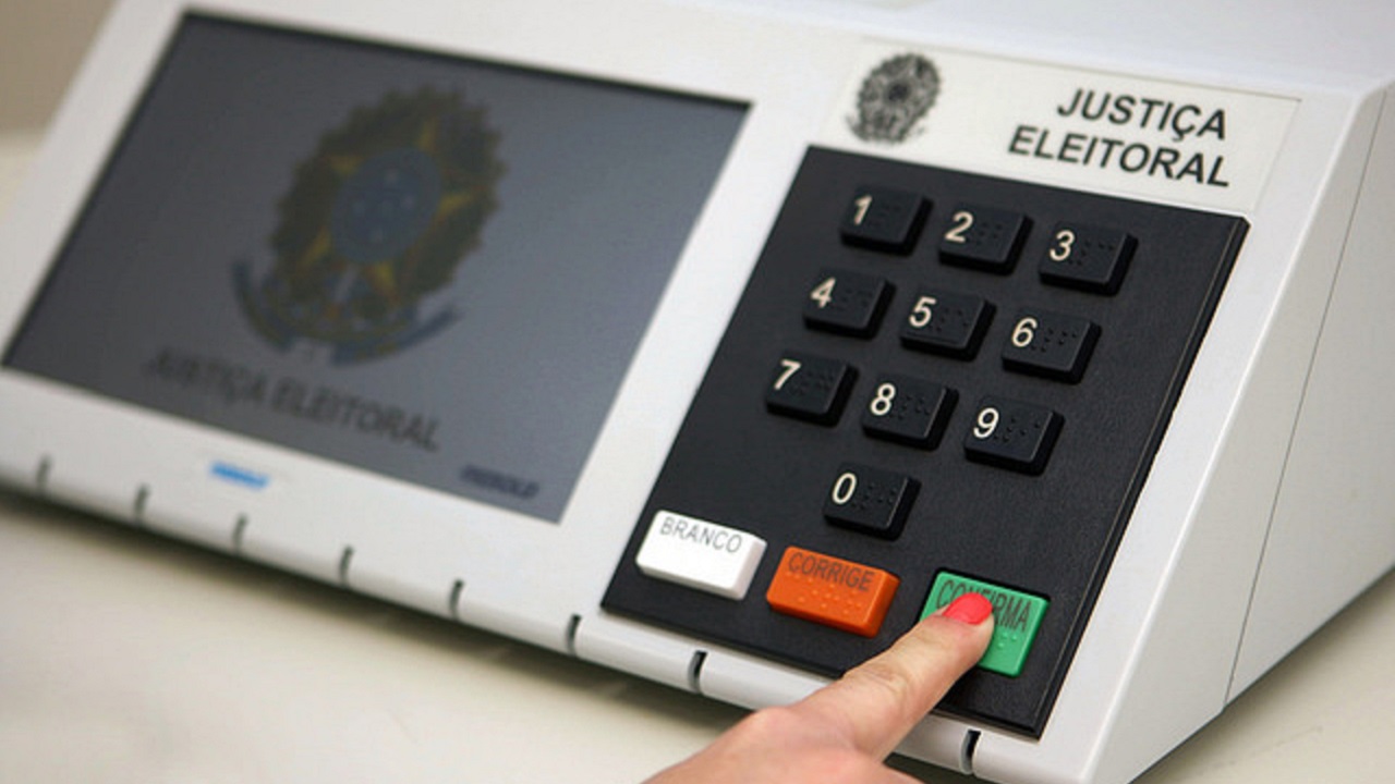 Homem cola teclas de urna eletrônica e é preso, sem saber que era crime