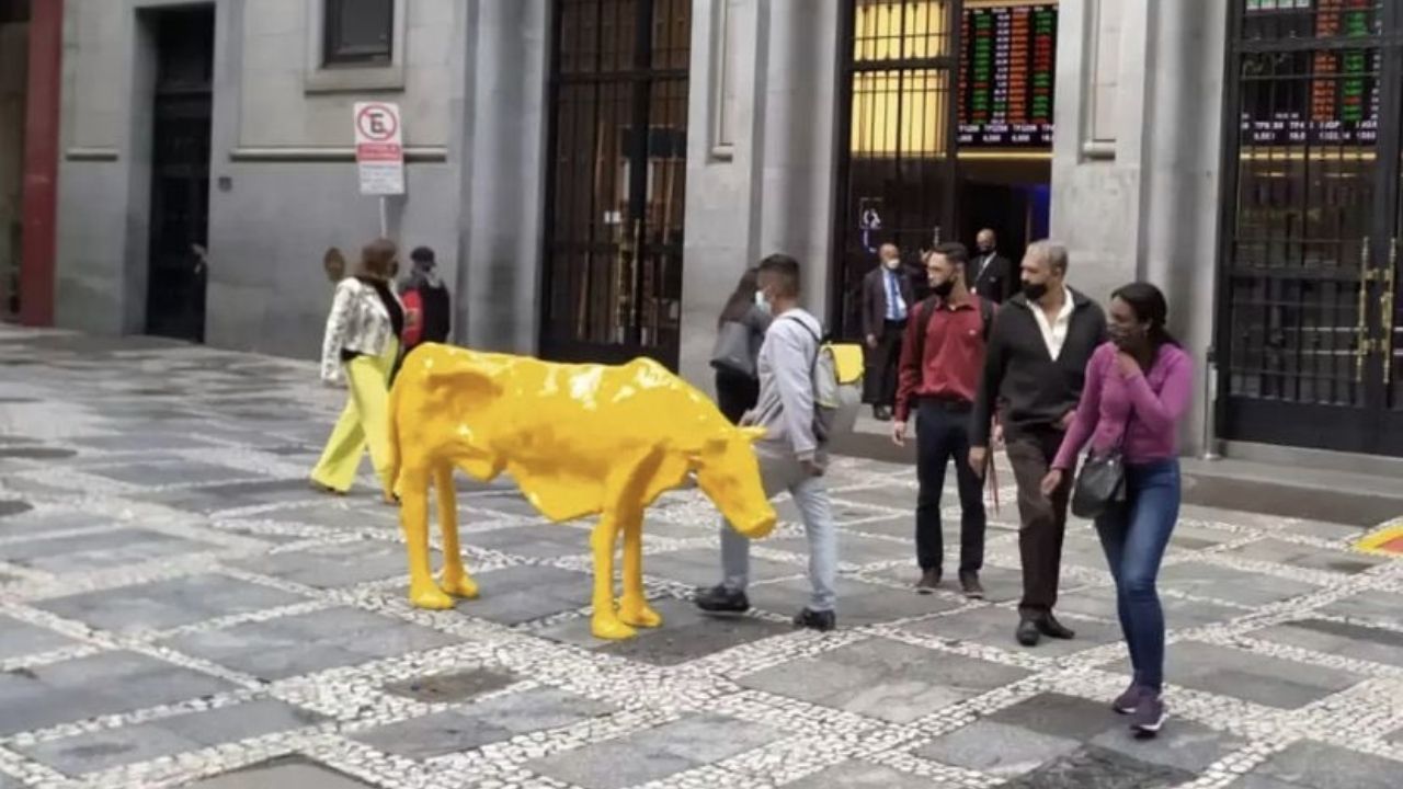 Vaca magra é disposta em frente à Bolsa de Valores em SP