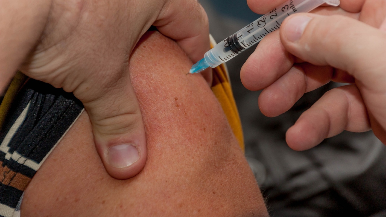 Enfermeira alemã aplicou doses falsas de vacina em 8.600 idosos