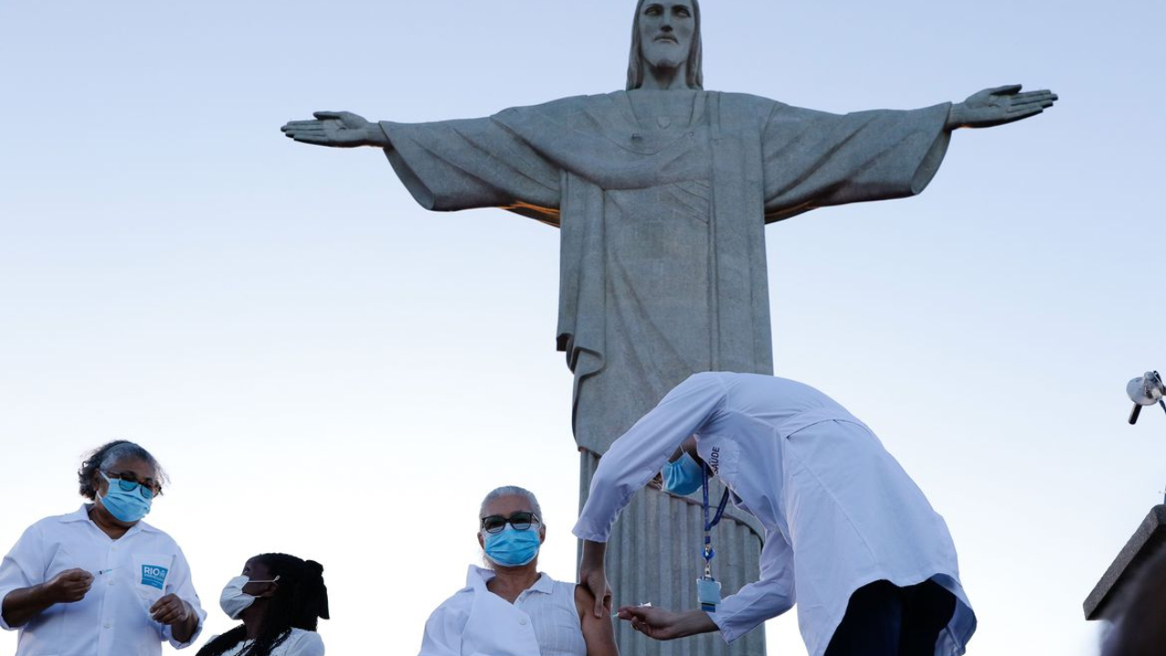 Rio dá início à vacinação contra a covid-19 aos pés do Cristo