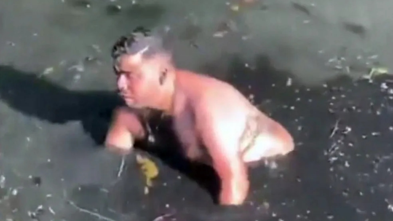 Vídeo: Homem pula em valão da Barra da Tijuca após derrubar iPhone novo