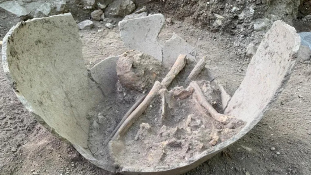 Jovem maia enterrado em vaso há 1,2 mil anos é descoberto com anel de jade