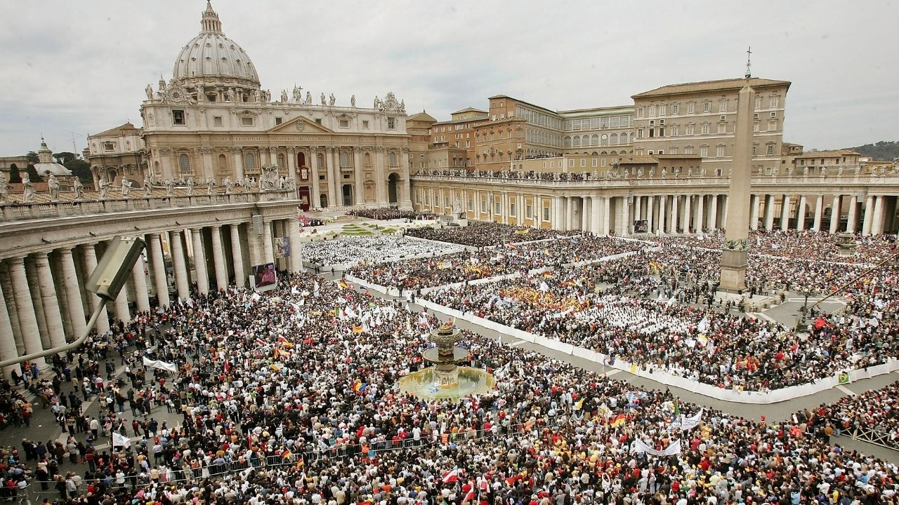 Padre acusado de estuprar adolescente é absolvido por tribunal no Vaticano