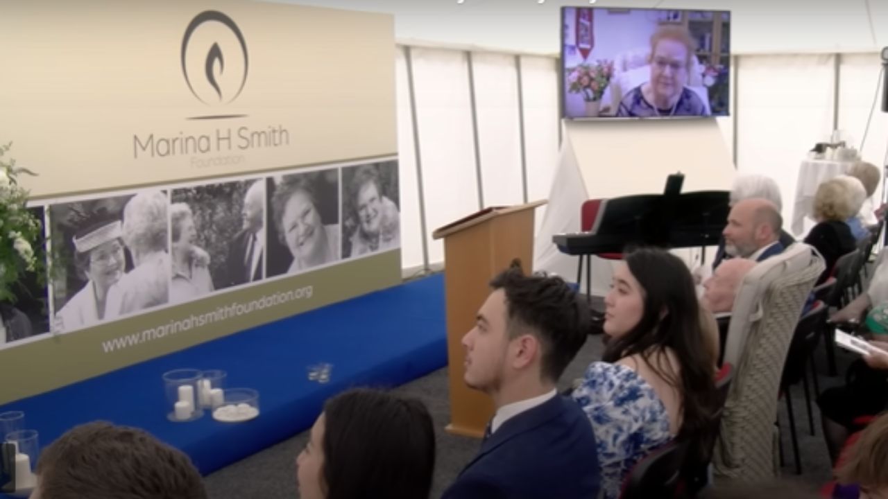 Britânica ‘responde’ perguntas de convidados no próprio funeral