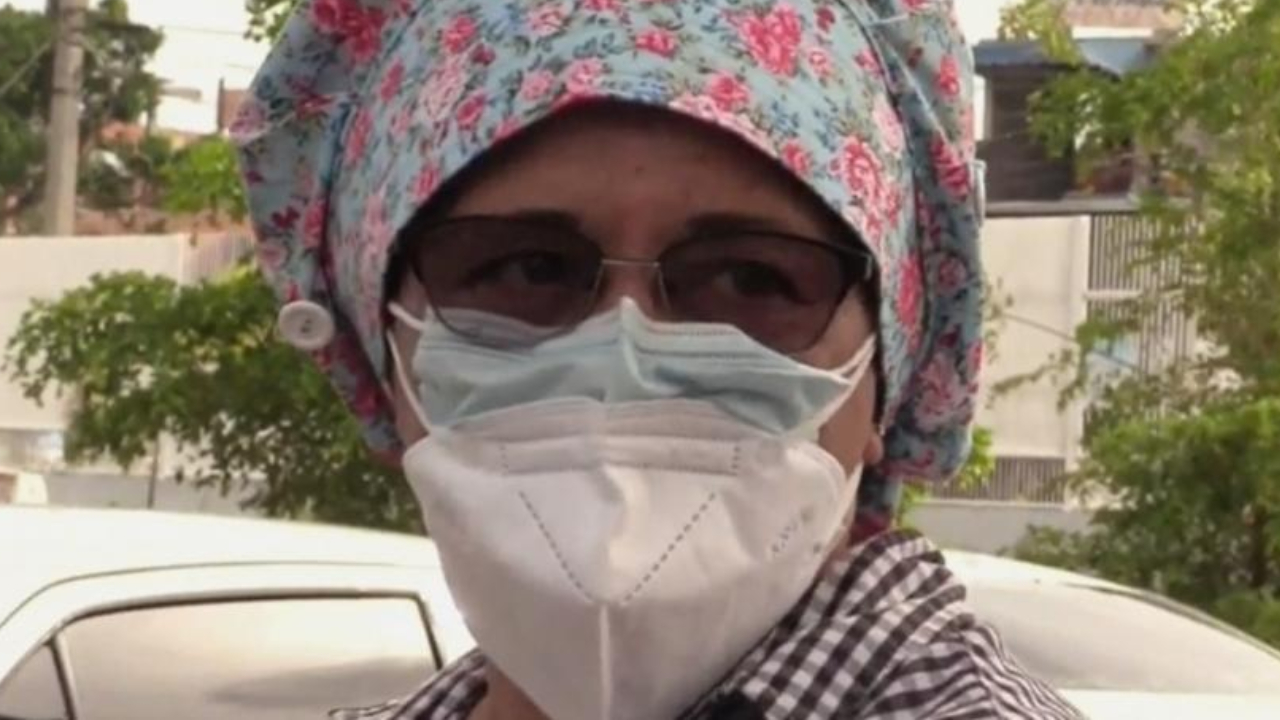 Disfarçada de enfermeira, mulher visita pais internados por coronavírus
