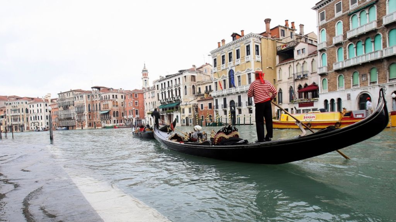 Excesso de turismo: Veneza pode aumentar taxa de acesso para turistas