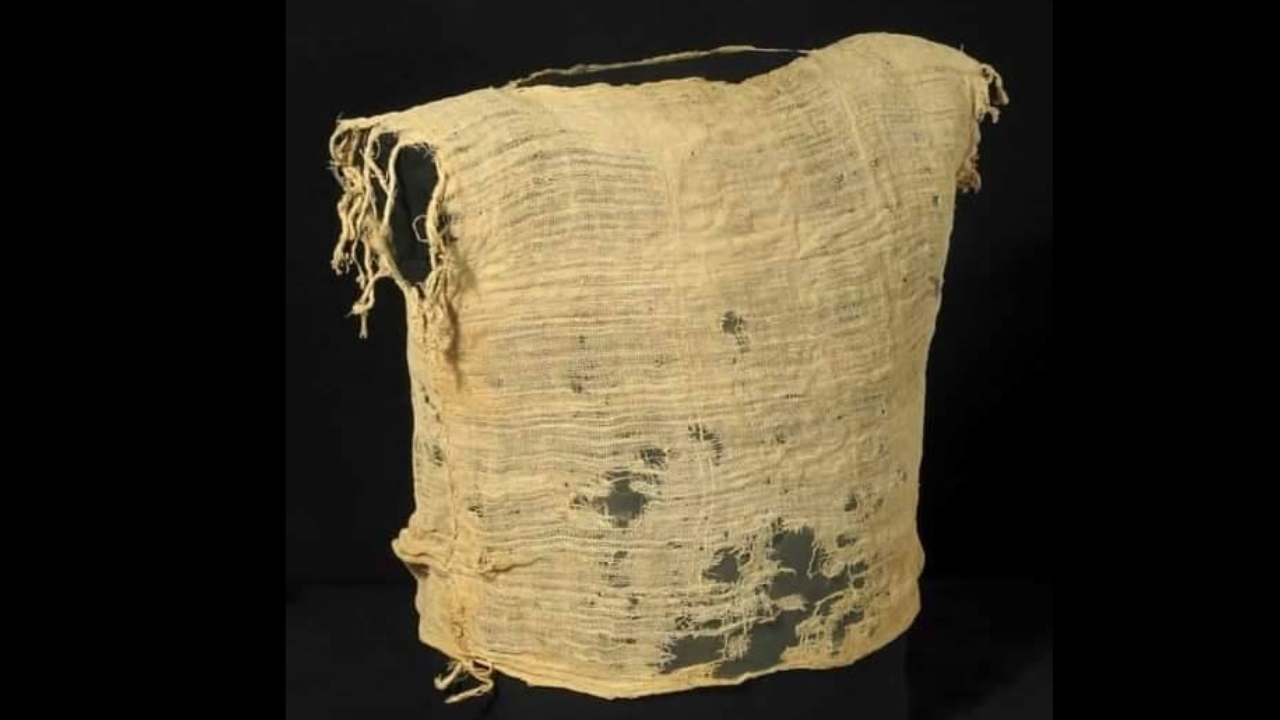 Vestido infantil de 1,9 mil anos encontrado em Israel instiga arqueólogos