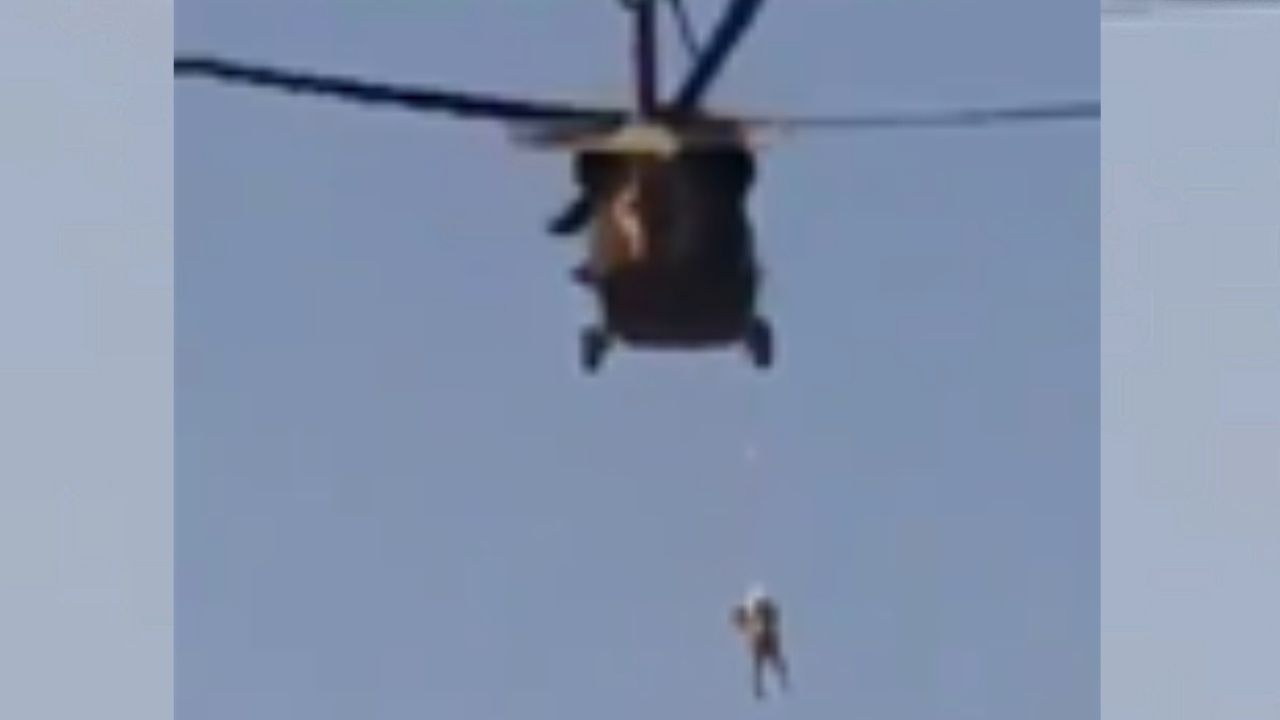 Vídeo mostra Talibã desfilando os helicópteros Black Hawk norte-americanos com uma pessoa pendurada