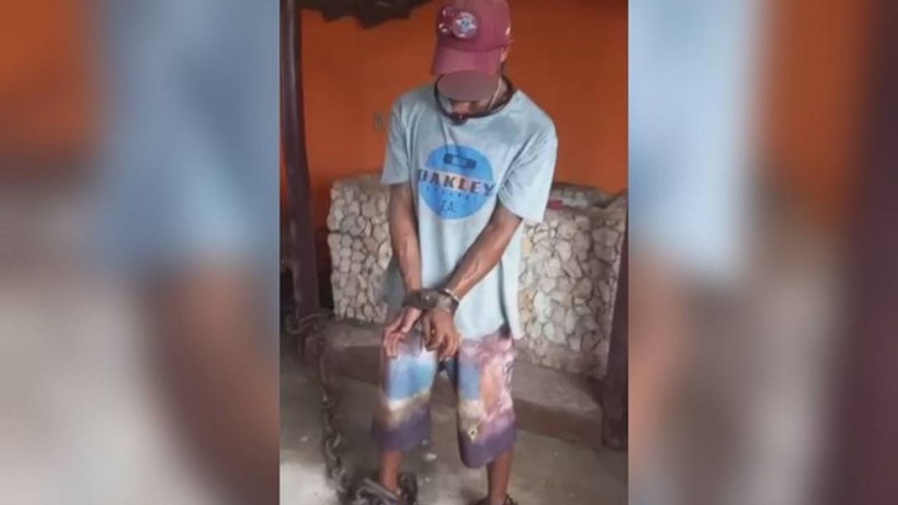 Homem que filmou rapaz negro acorrentado alega ‘zoeira’