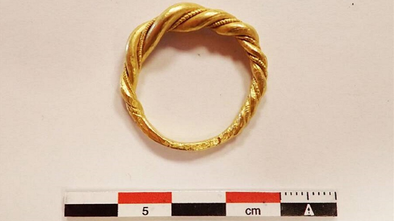 Mulher compra bijuteria na internet e recebe raro anel da Era Viking