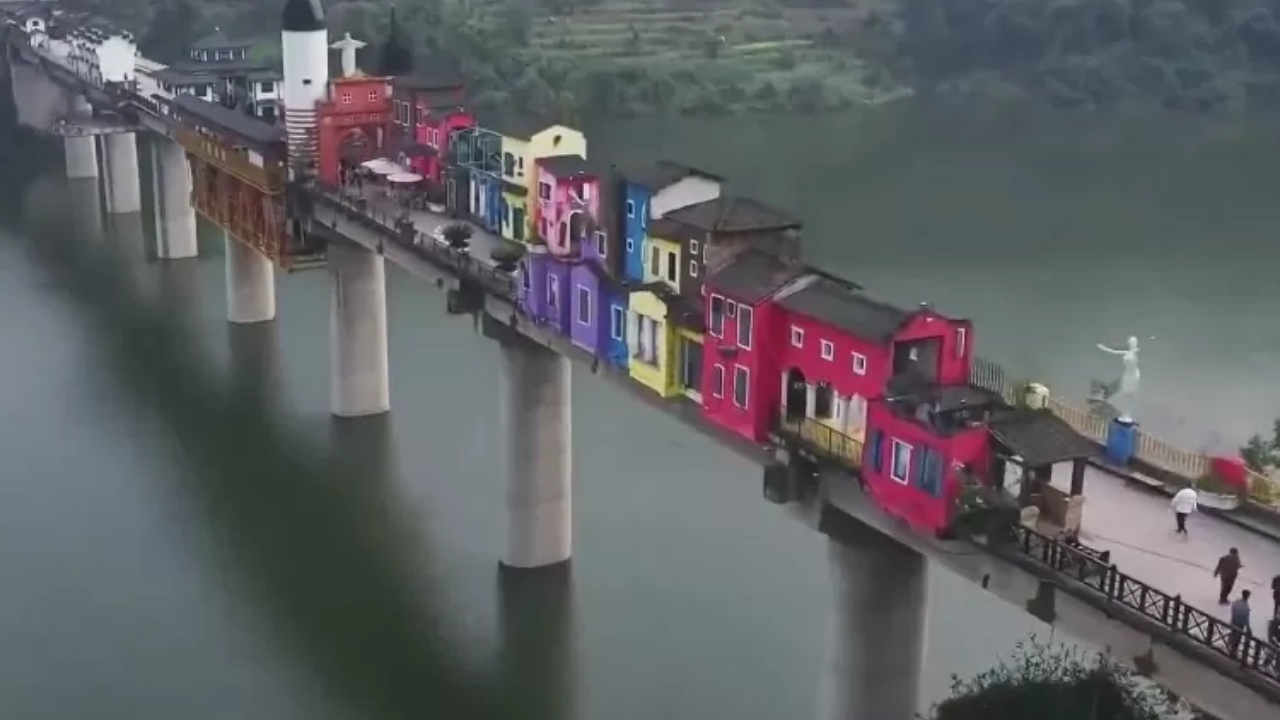 Na China, ponte abandonada abriga curioso vilarejo
