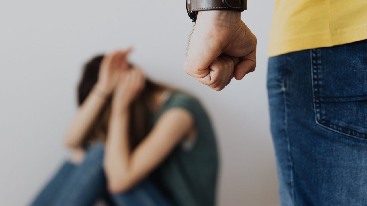 Mulher finge pedir pizza e denuncia agressão para polícia
