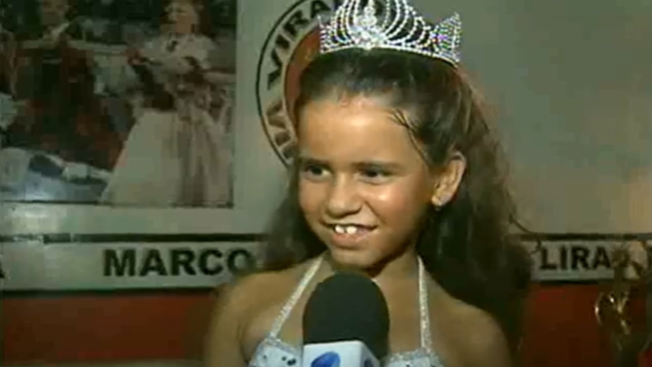 A criança de 7 anos que desfilou como rainha de bateria no carnaval de 2010