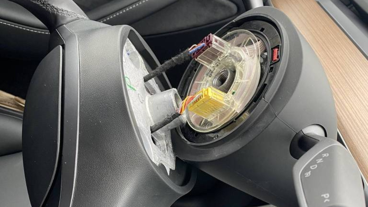 EUA investiga volante de Tesla que caiu com o carro em movimento