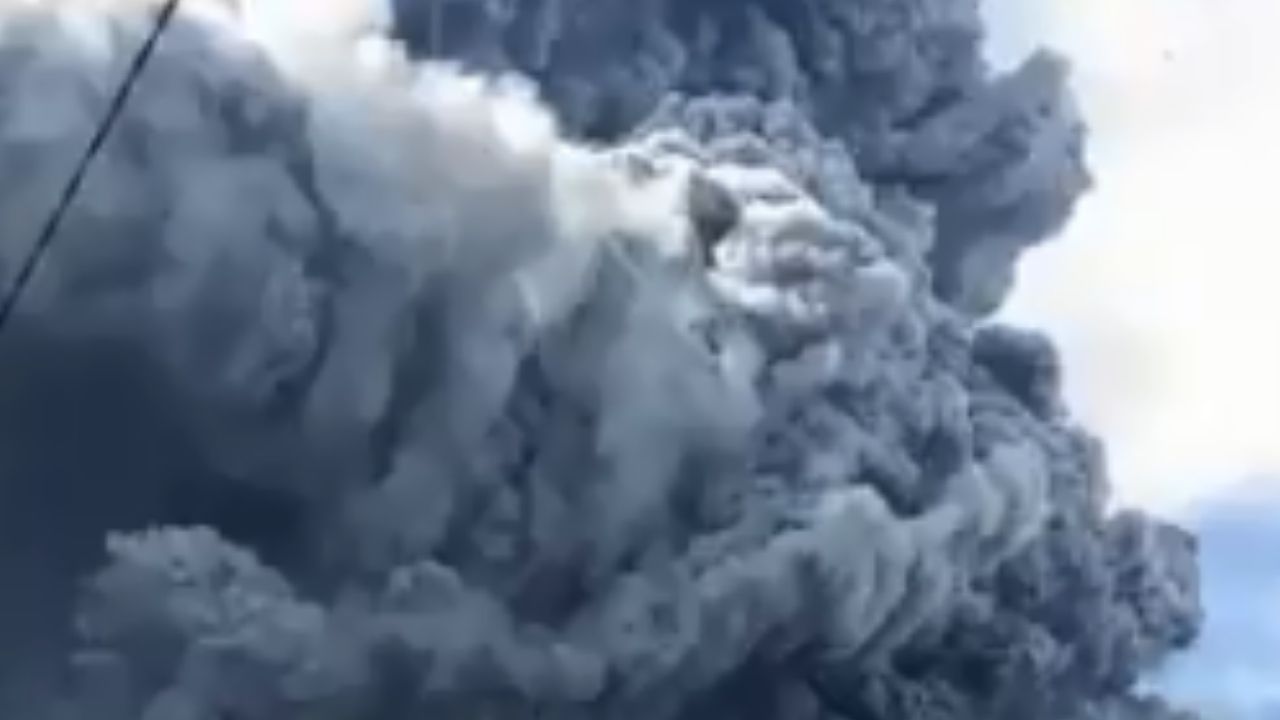 Vulcão volta a entrar em erupção na Indonésia e emite impressionante nuvem cinzenta